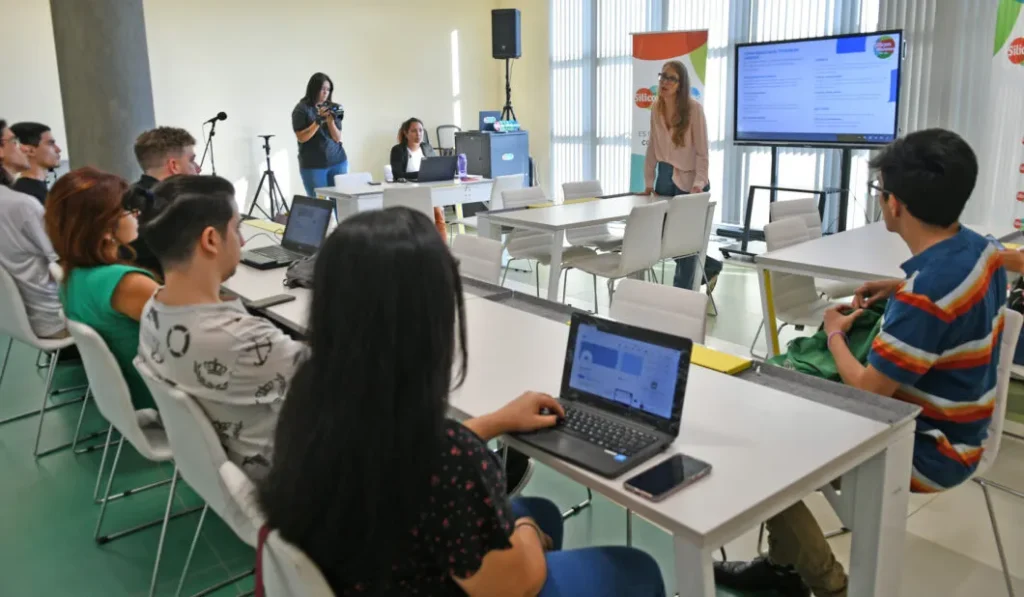 Silicon capacitó a estudiantes y profesionales en inserción laboral a través de LinkedIn 14 SIX 4474 e1687908768367