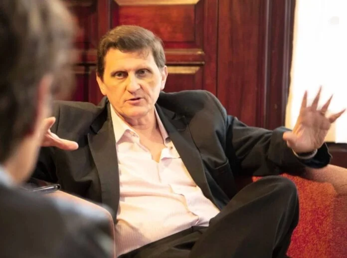 Adolfo Safran 1 e1680135210545 696x517 1