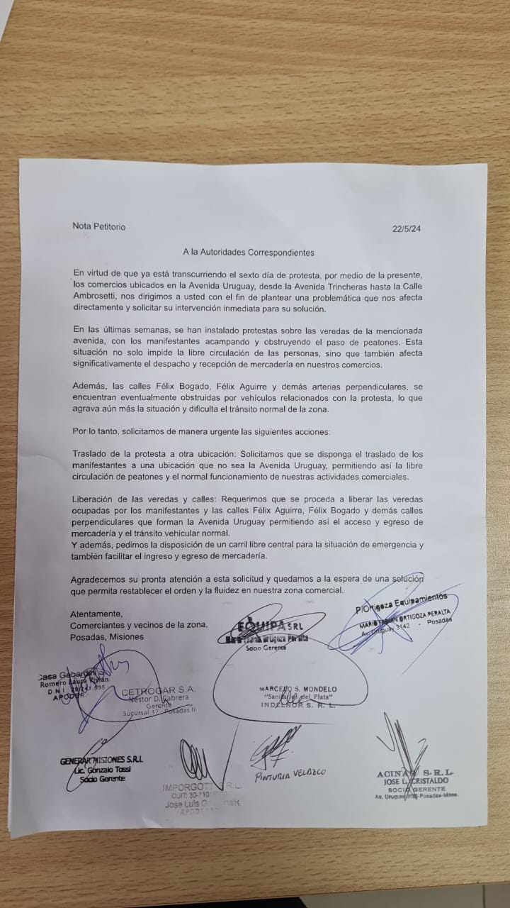 Locales comerciales afectados por el acampe policial exigen con urgencia el traslado de la manifestacion 1